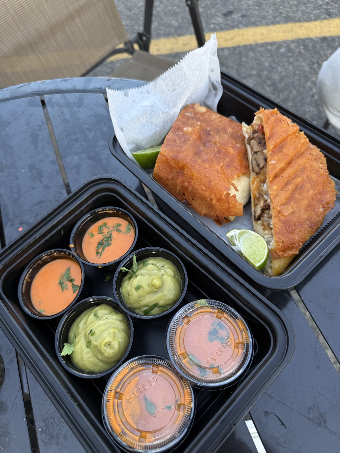 Pressed sandwich with lime and sauce cups
